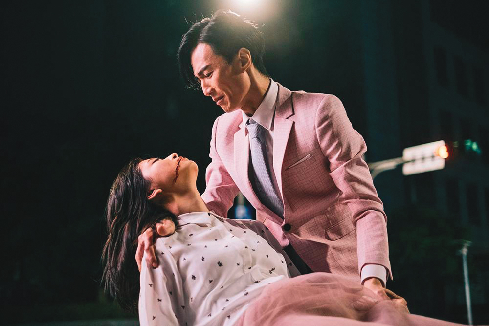 李英宏（右）曾主演短片《編劇頭很痛》，飾演鄉土劇裡的媽寶演員。（高雄電影節提供）