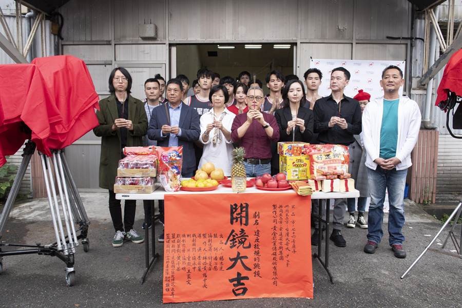 貴金總經理林添貴（前排左2起）、台灣大哥大myVideo副處長邵珮如、七十六号原子董事總經理楊志光、電通安吉斯集團Storylab製作人王敏、戲劇顧問張承中、貴金影業副總經理楊忠天等投資及製作方，一同出席《違反校規的跳投》開鏡。（七十六号原子提供）