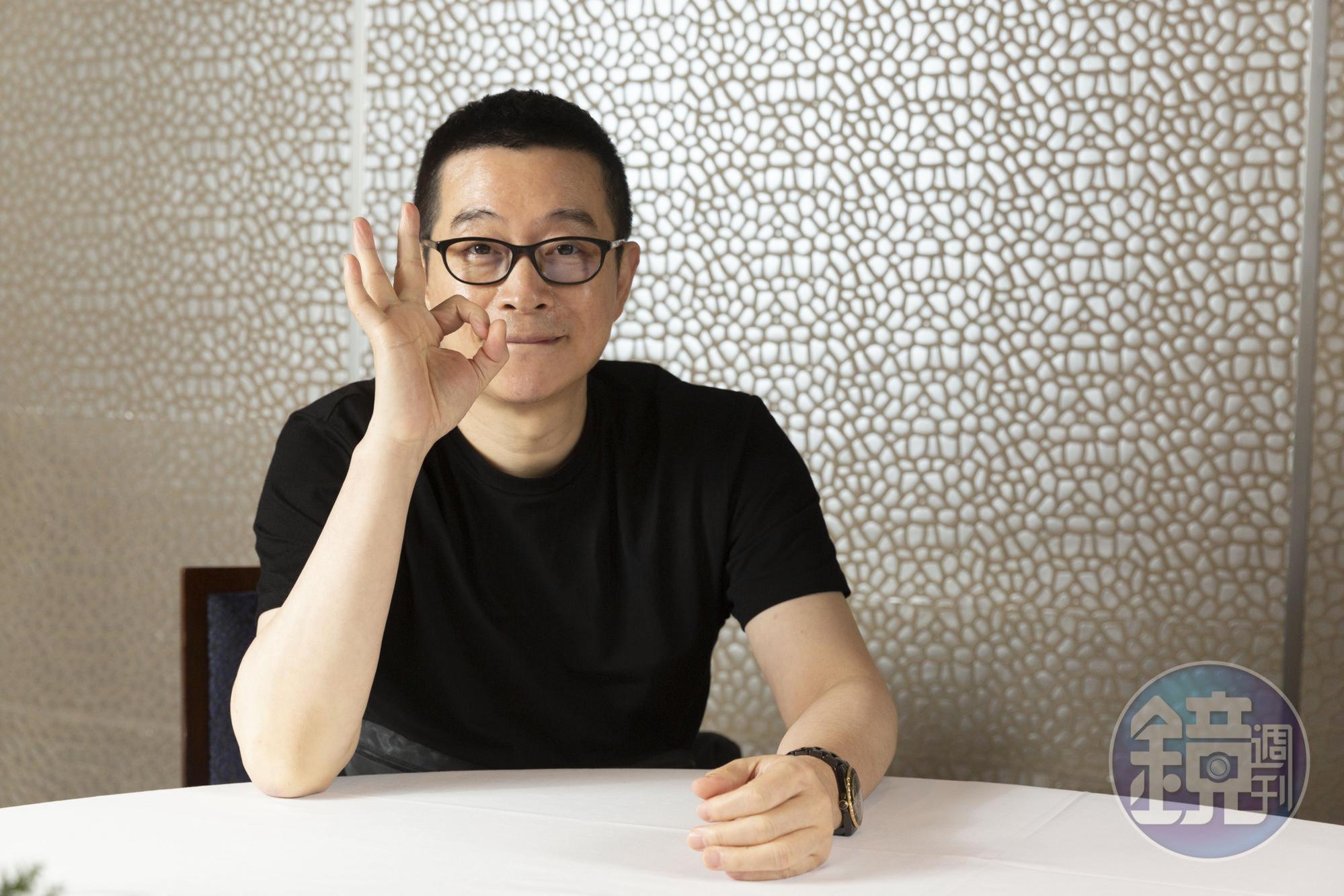 薛聖棻有多年長照經驗，他的潔癖在照顧母親時有了很好發揮，新冠肺炎肆虐期間很早就要求同事戴口罩。