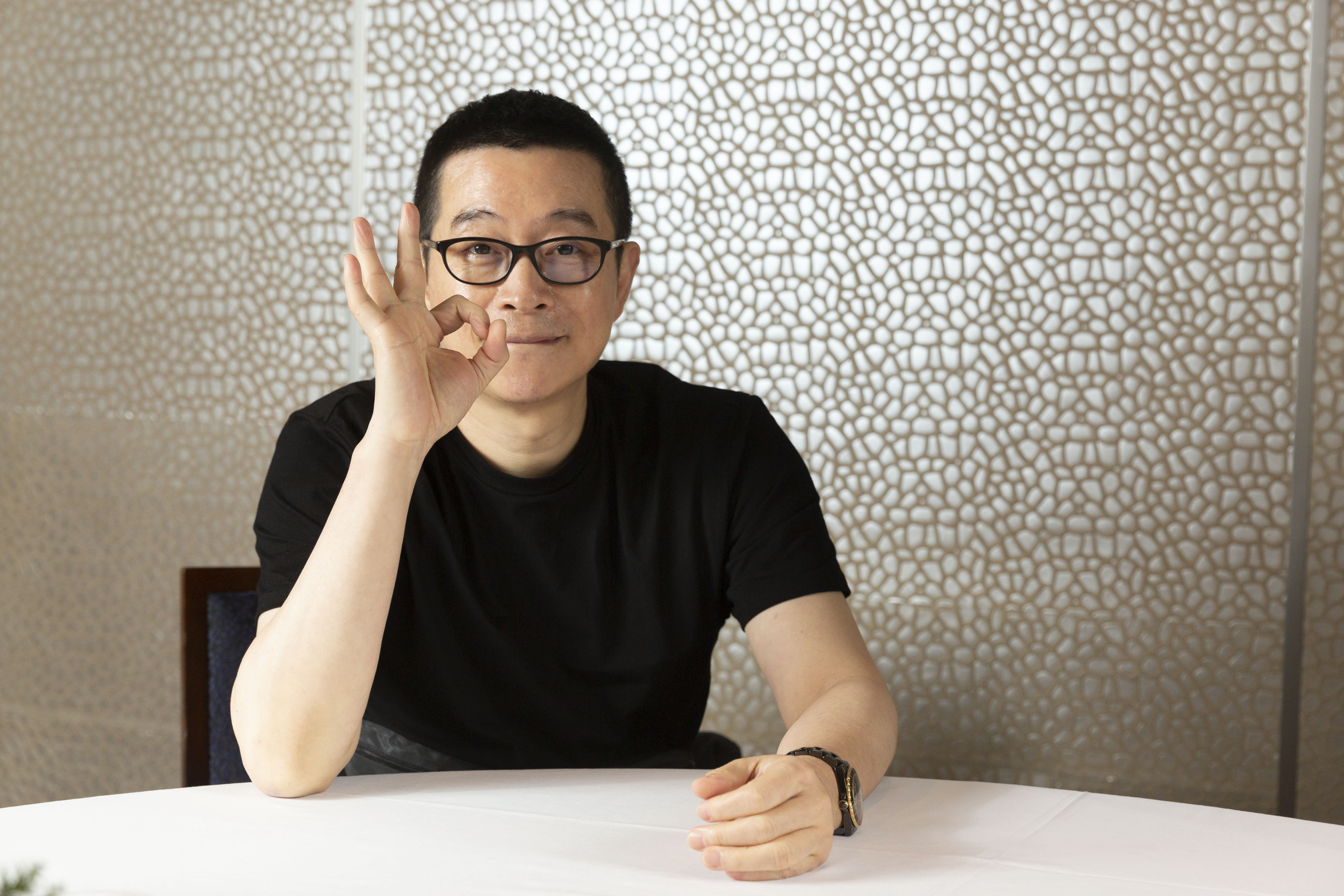 薛聖棻有多年長照經驗，他的潔癖在照顧母親時有了很好發揮，新冠肺炎肆虐期間很早就要求同事戴口罩。