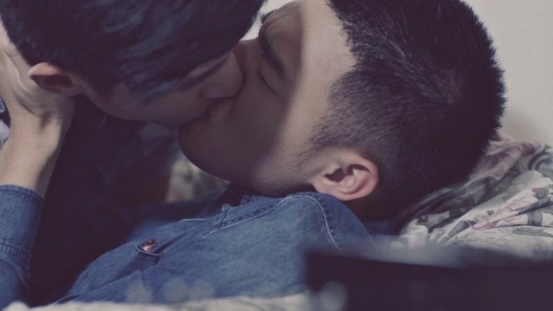 青春成長BL劇《紅色氣球》中男男激吻戲，不但衝高點閱也引發網路熱烈討論。（野火娛樂提供）