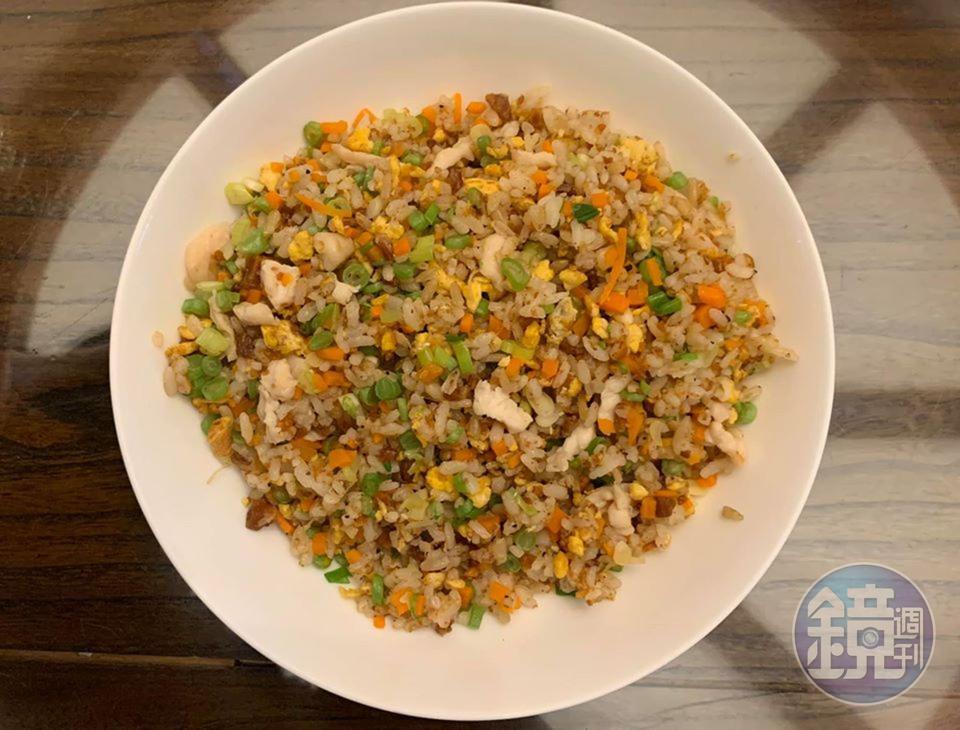 我媽媽愛吃的「雞粒烏魚子蛋炒飯」炒到粒粒分明，鬆軟乾香，大約需時20分鐘。
