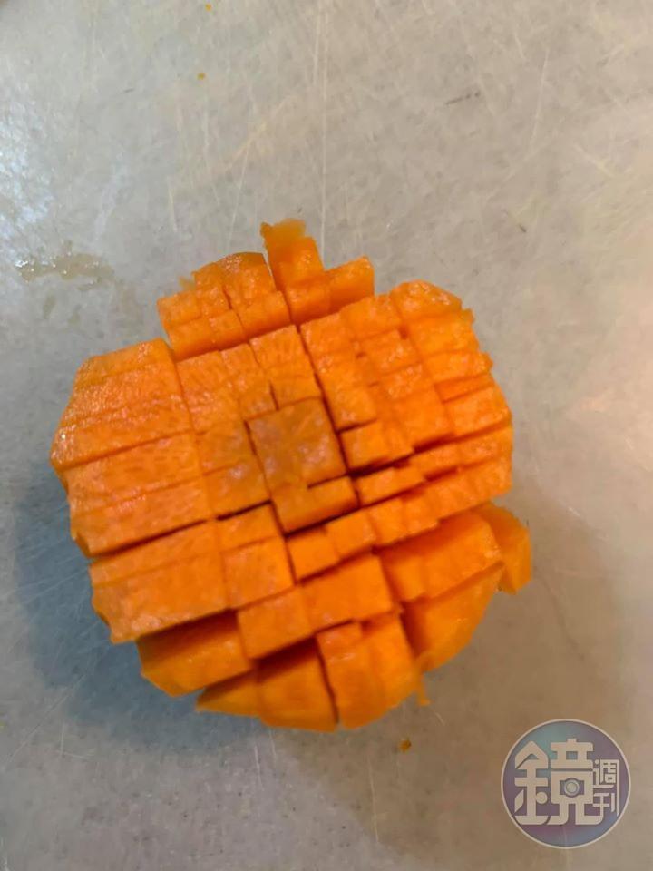 紅蘿蔔切塊後細切成丁，考驗刀工。