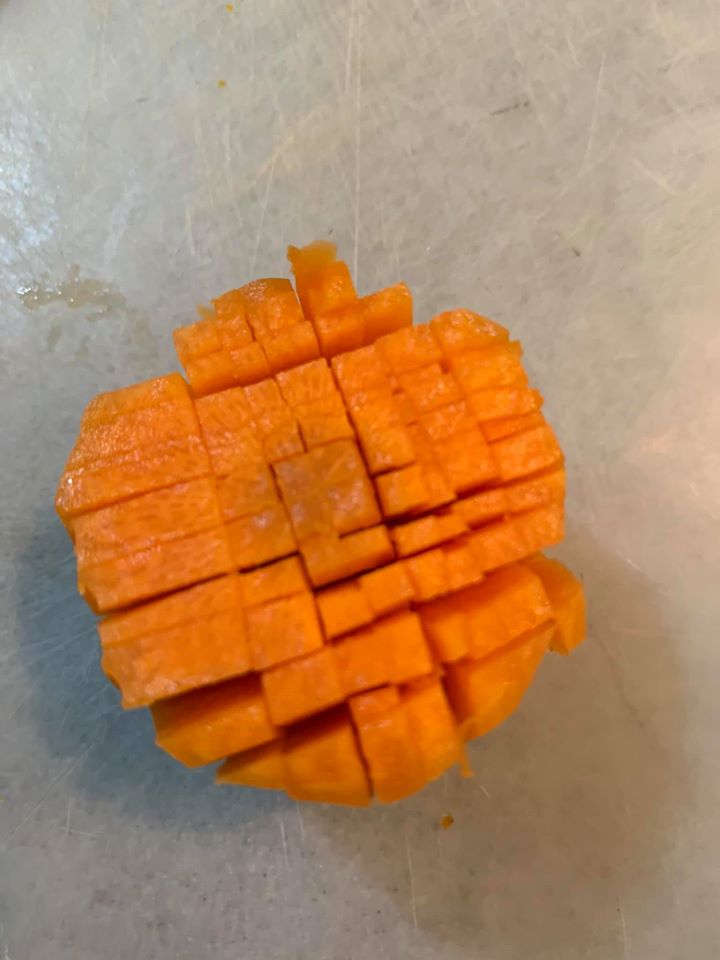 紅蘿蔔切塊後細切成丁，考驗刀工。