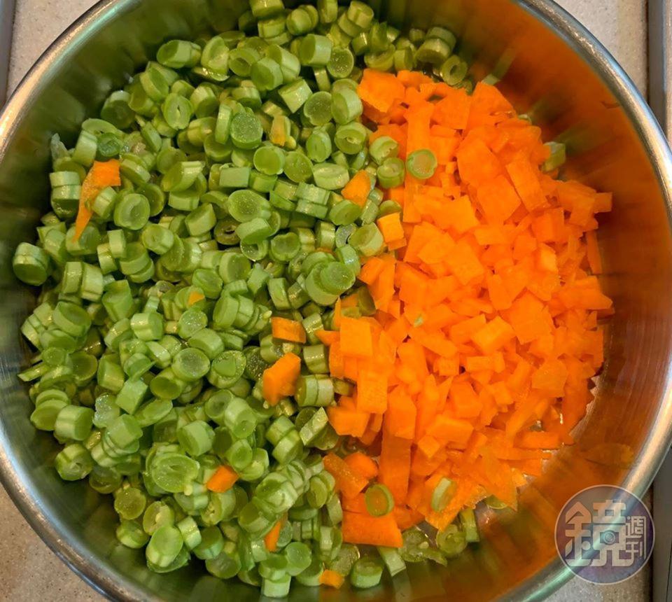 處理食材不能馬虎，紅蘿蔔與四季豆都要切成小丁，與炒飯的口感一致。