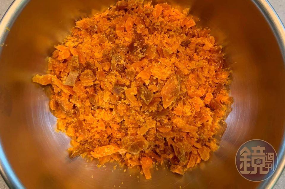 過年時沒吃完的烏魚子，撕去薄膜後細切成這般大小。