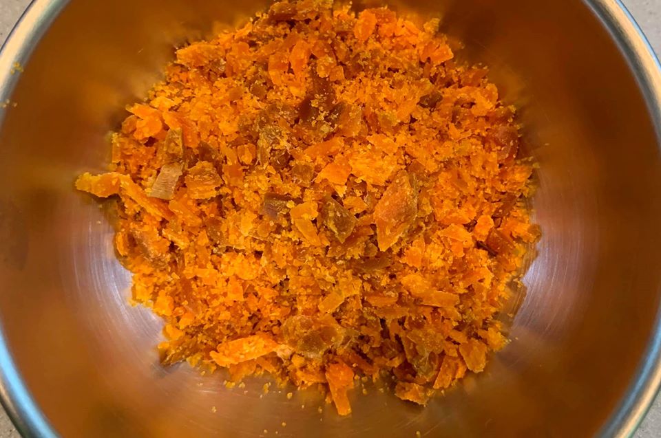 過年時沒吃完的烏魚子，撕去薄膜後細切成這般大小。