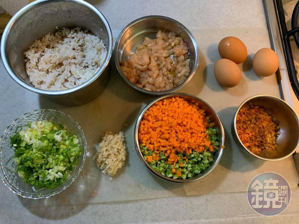 將分項處理好的食材，一字排開，很有成就感。