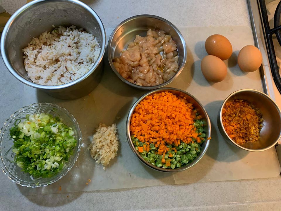 將分項處理好的食材，一字排開，很有成就感。