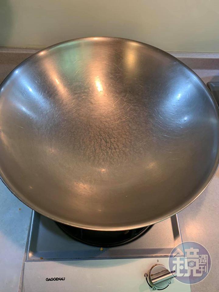 熱鍋是關鍵步驟，要熱到看到微微冒煙才算夠熱。