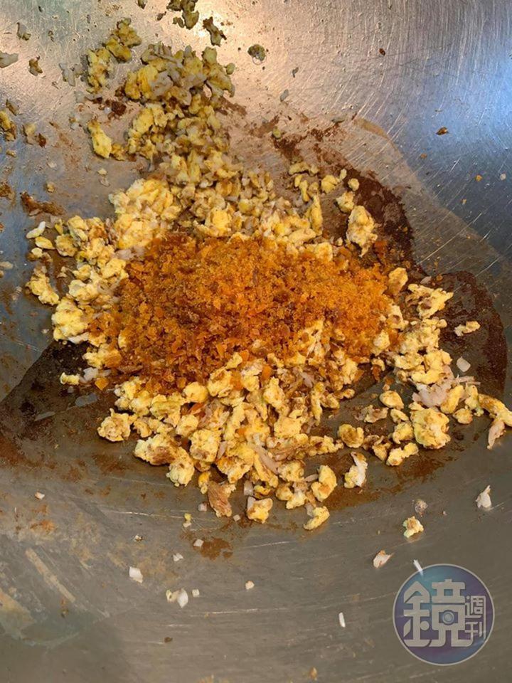 放入烏魚子繼續炒。