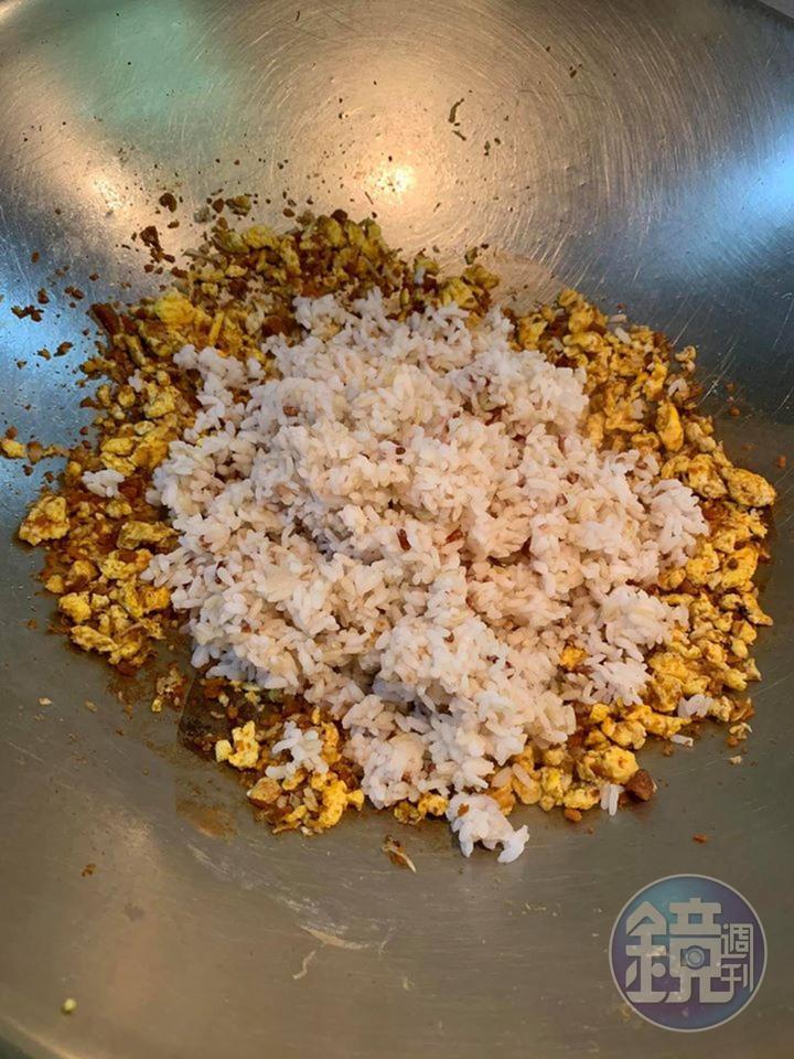 努力翻炒到粒粒分明的最佳狀態。