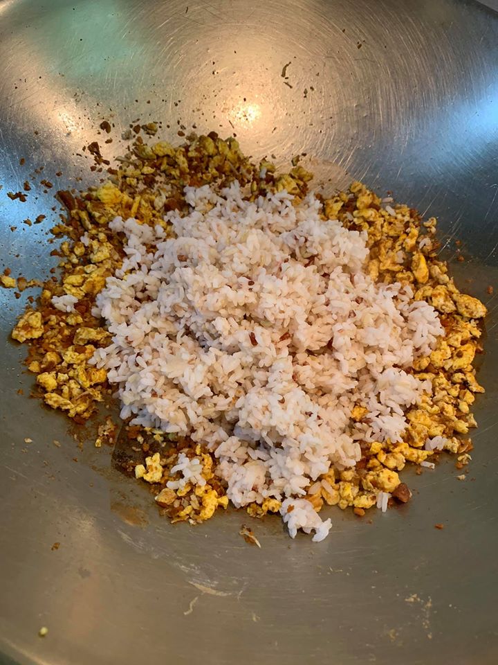 努力翻炒到粒粒分明的最佳狀態。