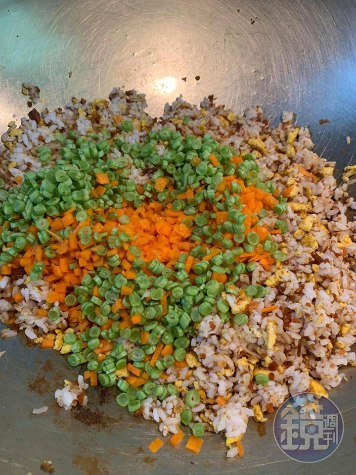 加入四季豆與紅蘿蔔丁，翻到手有點痠，那就對了。