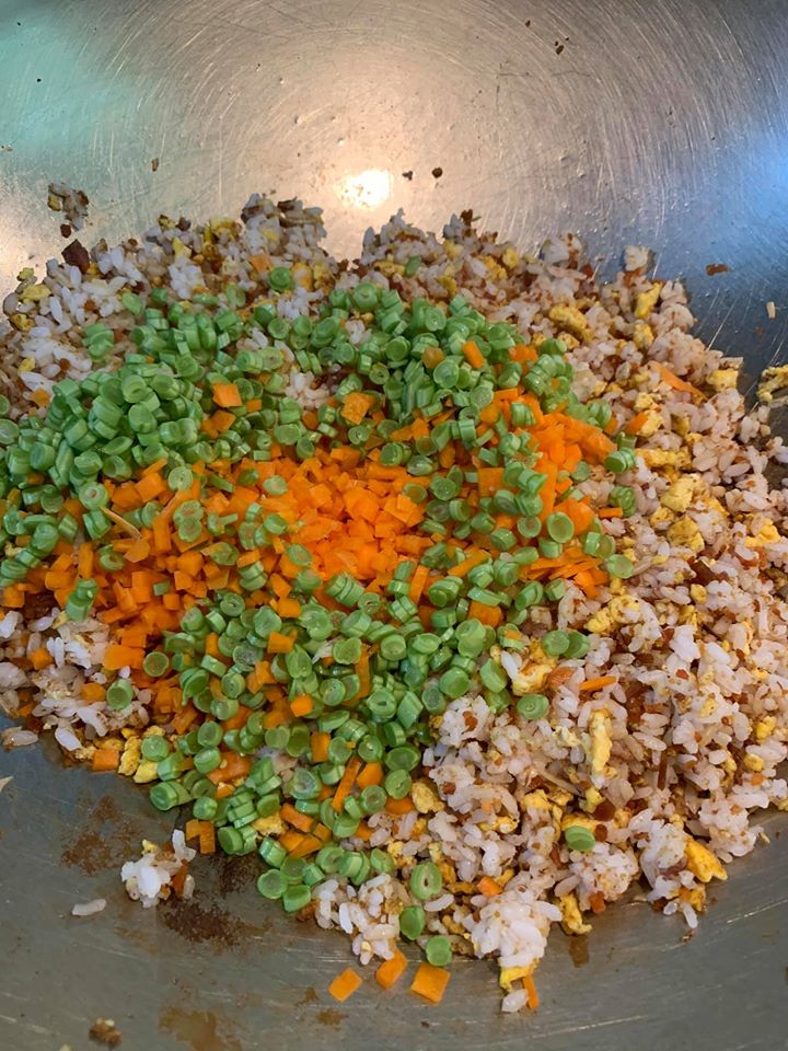 加入四季豆與紅蘿蔔丁，翻到手有點痠，那就對了。