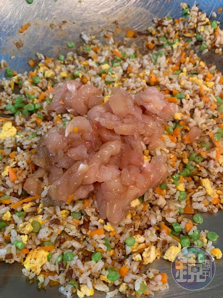 醃過的雞粒很快熟，是在最後階段才加入。