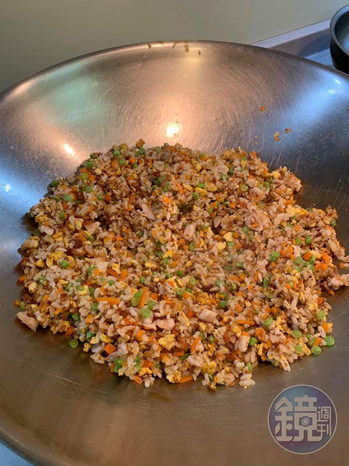 食材全下之後，繼續拌炒一會兒，香噴噴的「雞粒烏魚子蛋炒飯」就可以起鍋了。