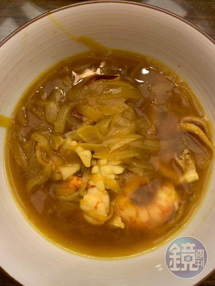 用優質屏東洋蔥做的「咖哩洋蔥海鮮湯」，也可以變化成西式洋蔥湯。