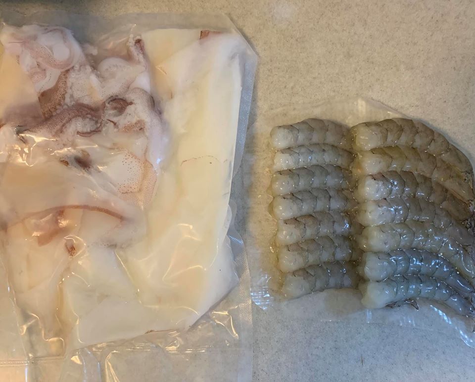 軟絲與蝦仁解凍備用。