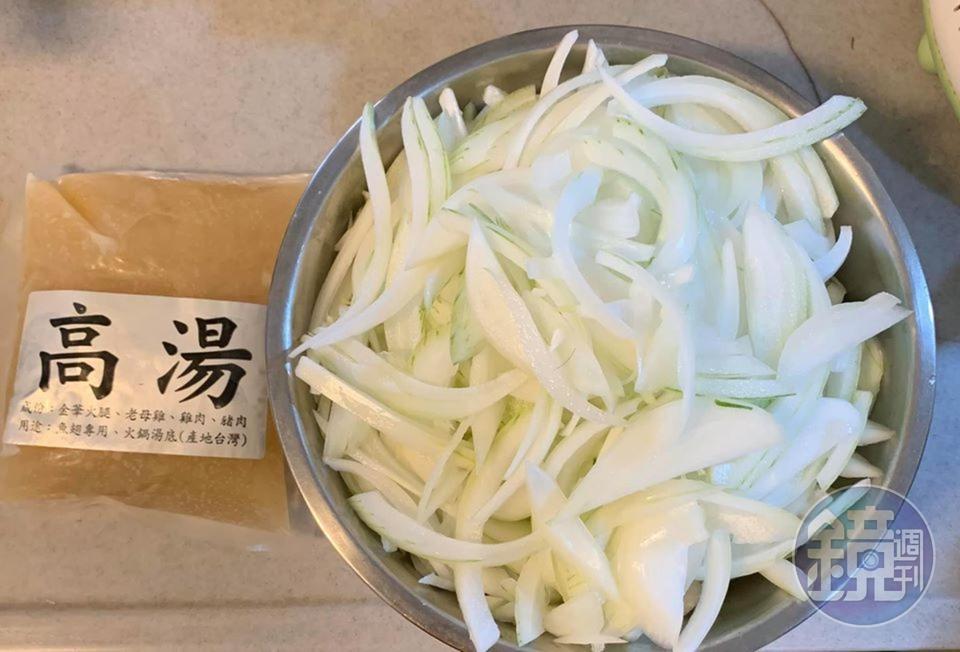 老母雞高湯準備來與洋蔥送做堆。