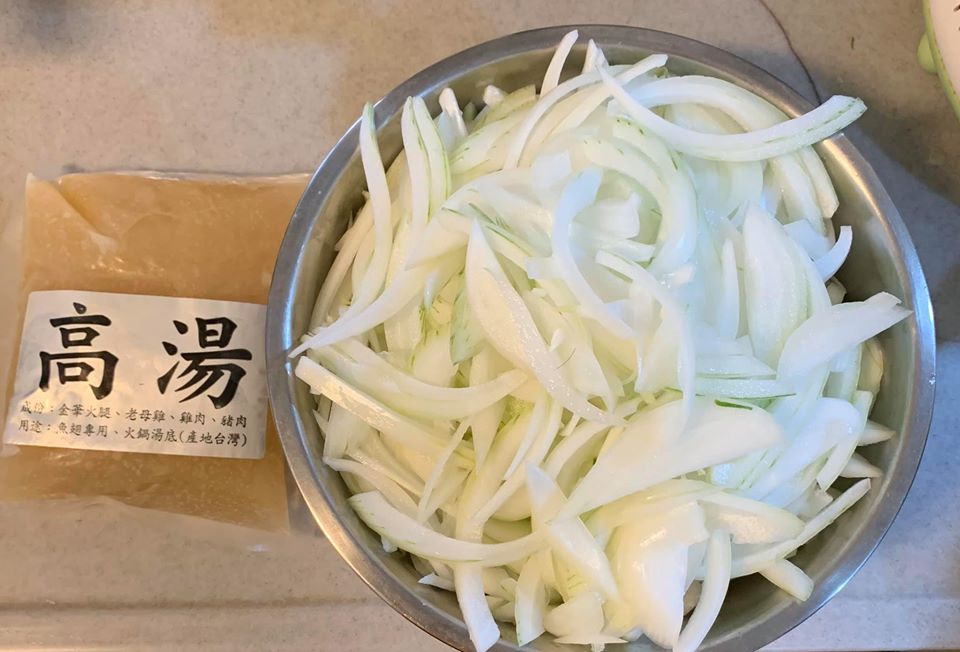 老母雞高湯準備來與洋蔥送做堆。