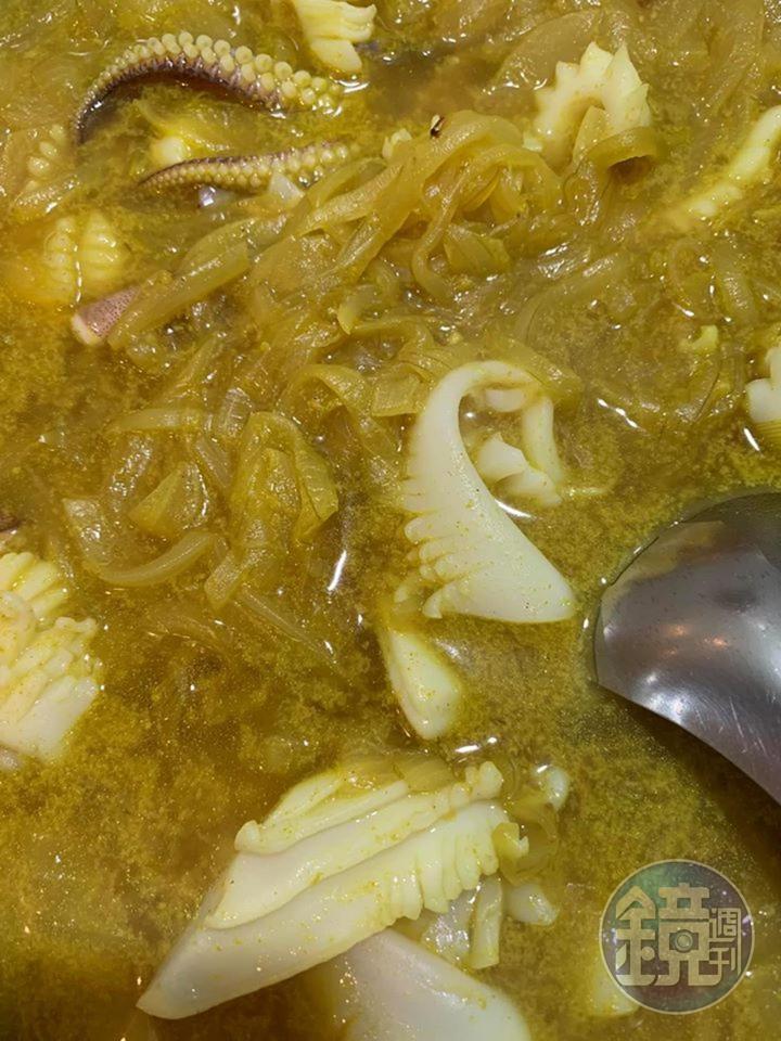 咖哩海鮮洋蔥湯煮到這個程度就算完成了。