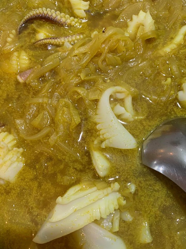 咖哩海鮮洋蔥湯煮到這個程度就算完成了。