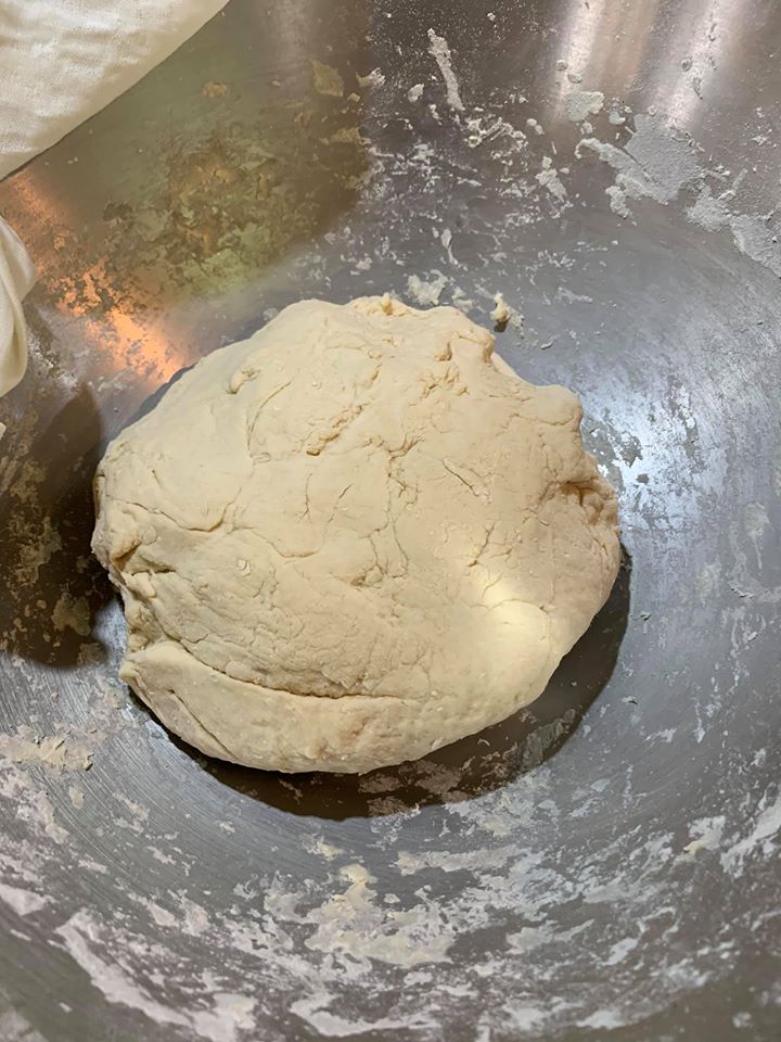 將麵粉加溫水揉成麵團。