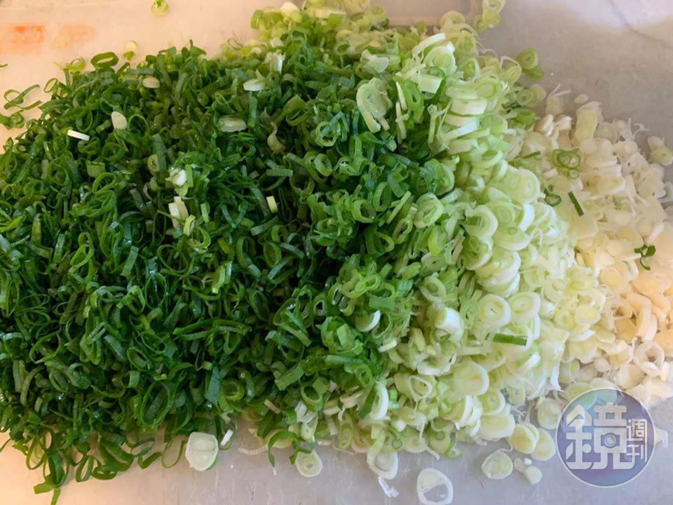 大量青蔥切末。