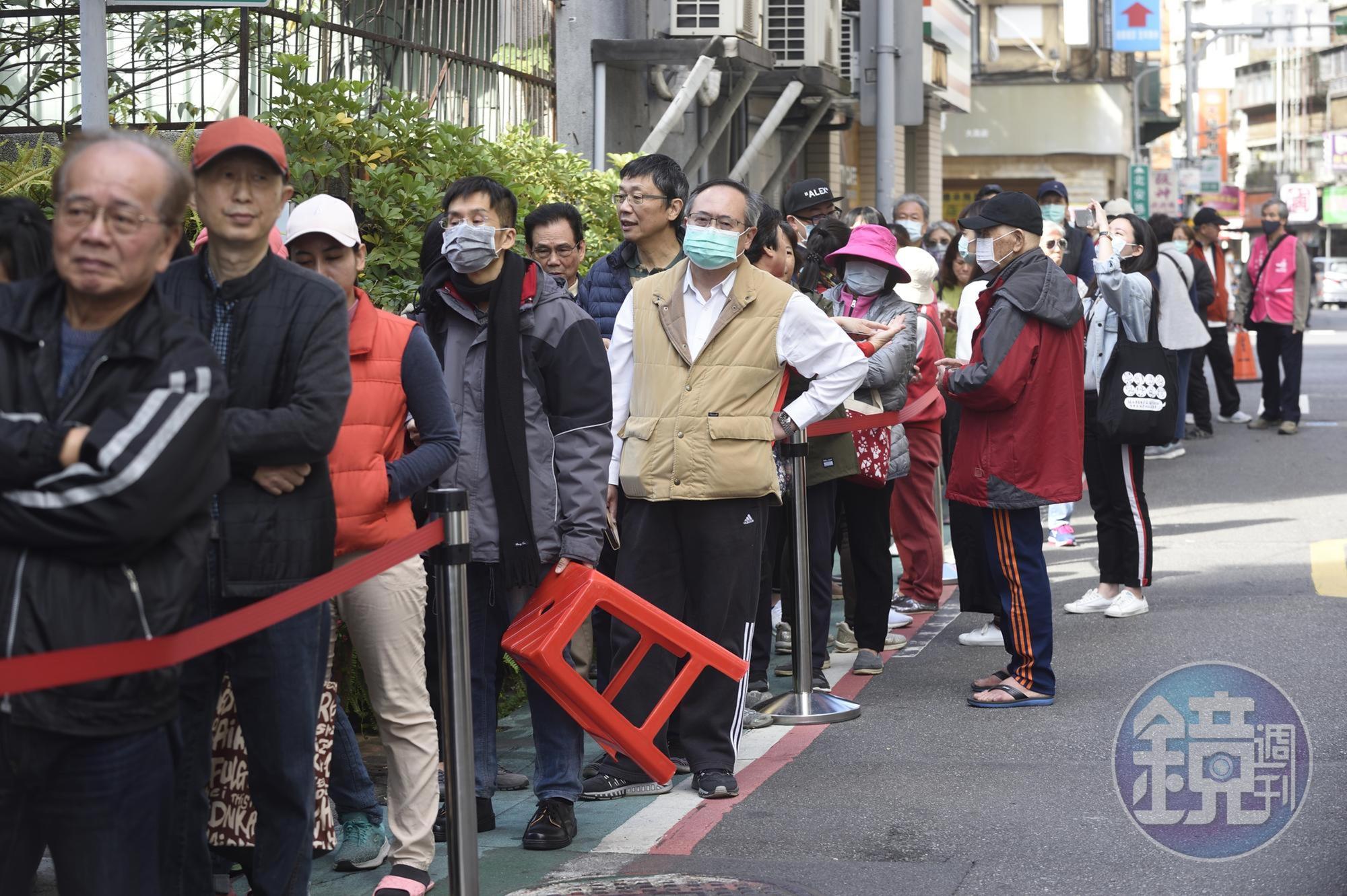 許多台灣民眾攜帶健保卡到藥局排隊購買口罩。（本刊資料照）