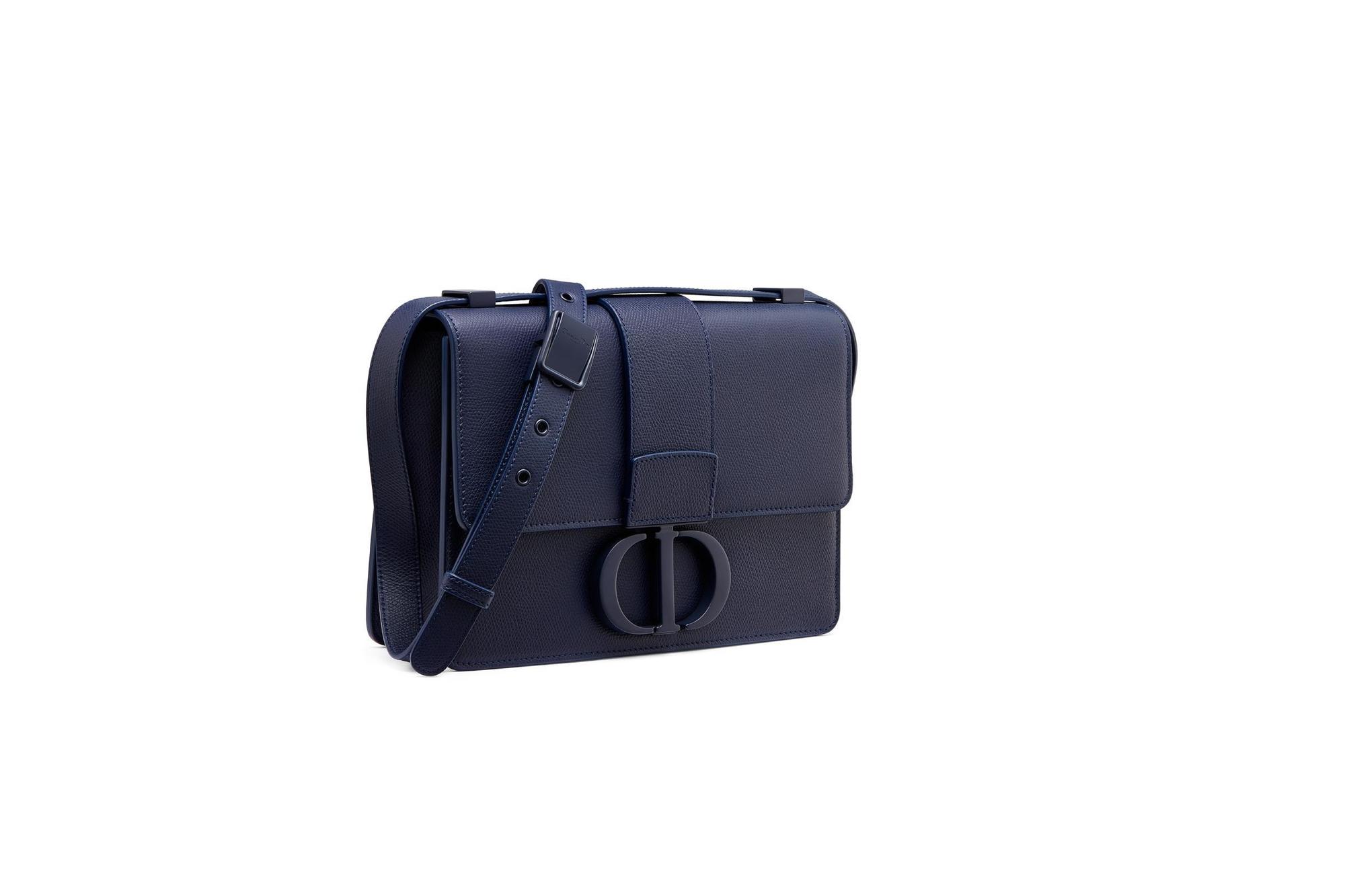 30 Montaigne海軍藍粒紋小牛皮翻蓋包 NT$120,000 DIOR (DIOR提供)