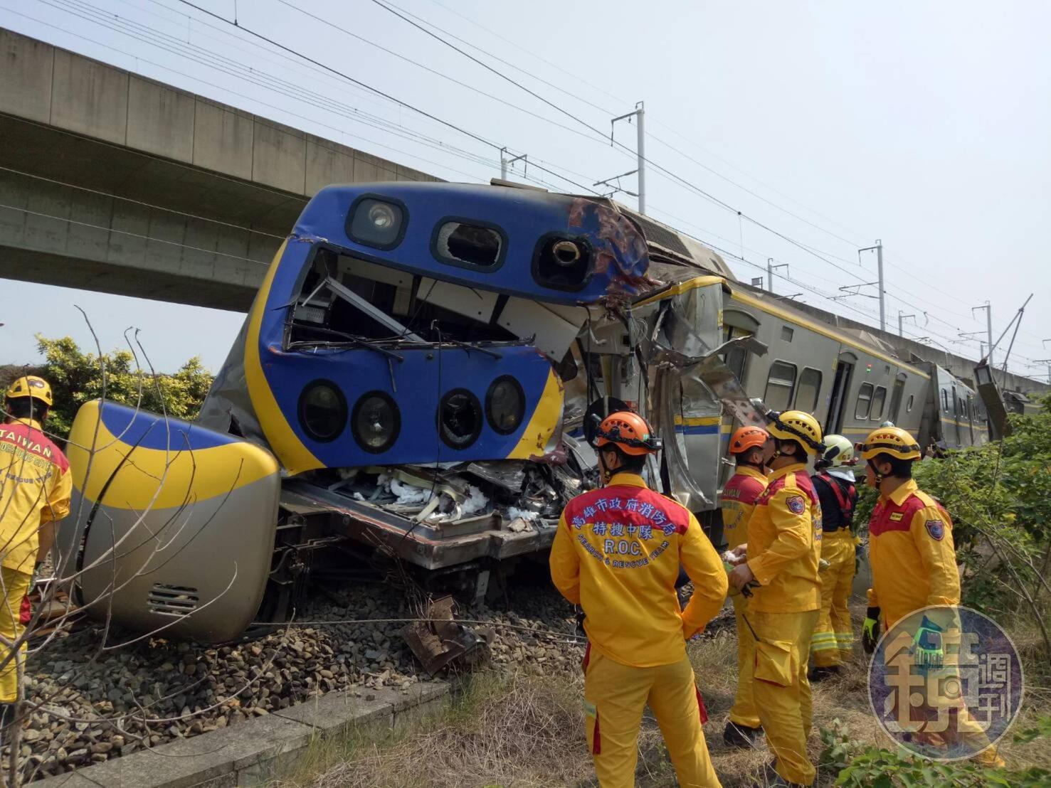 台鐵區間車撞上聯結車,造成高雄至岡山間雙向不通。(讀者提供)