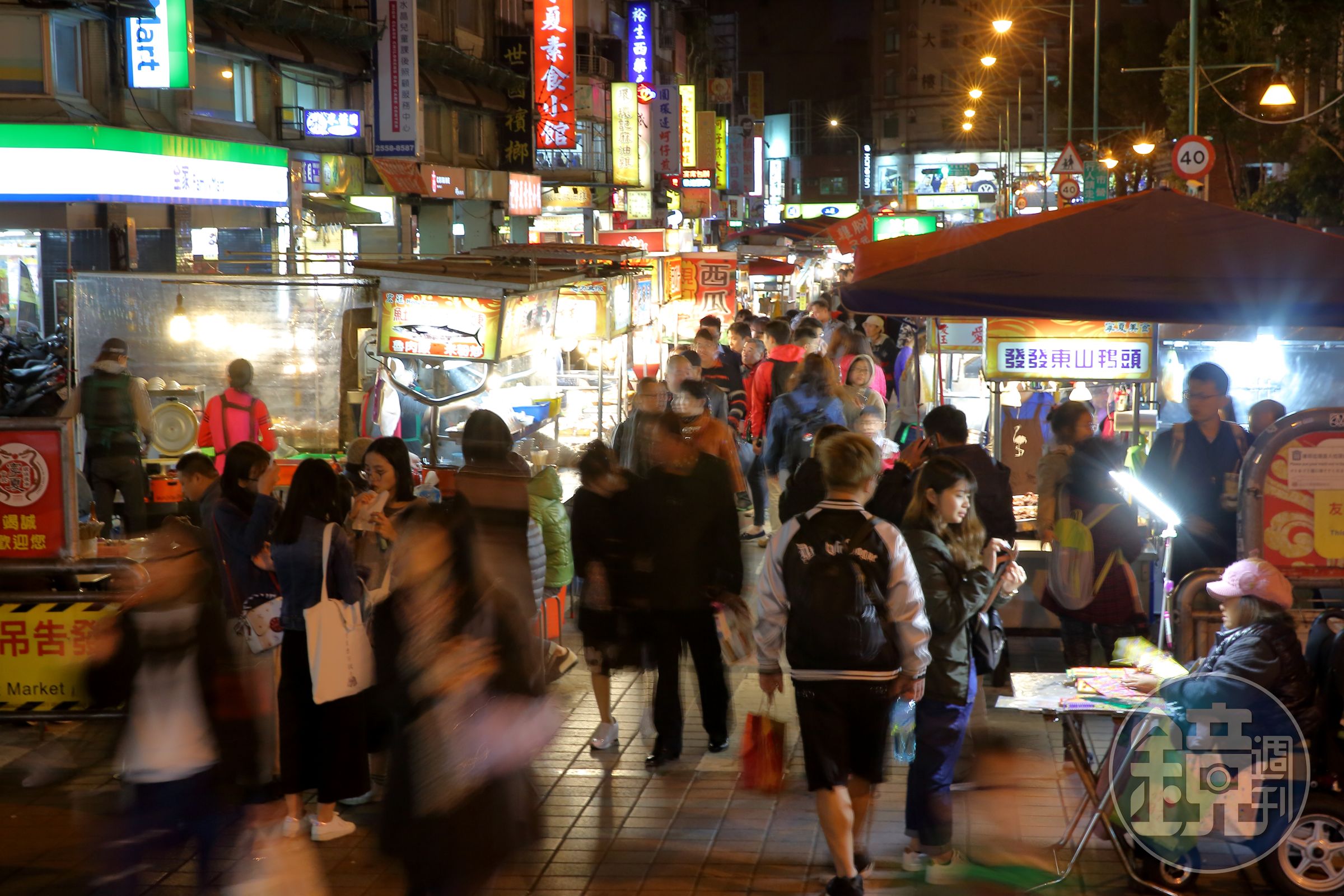 夜市即日起進行人流管制，除了攤商及消費者應全程佩戴口罩外，店家也取消試吃活動。（示意圖，圖為寧夏夜市）