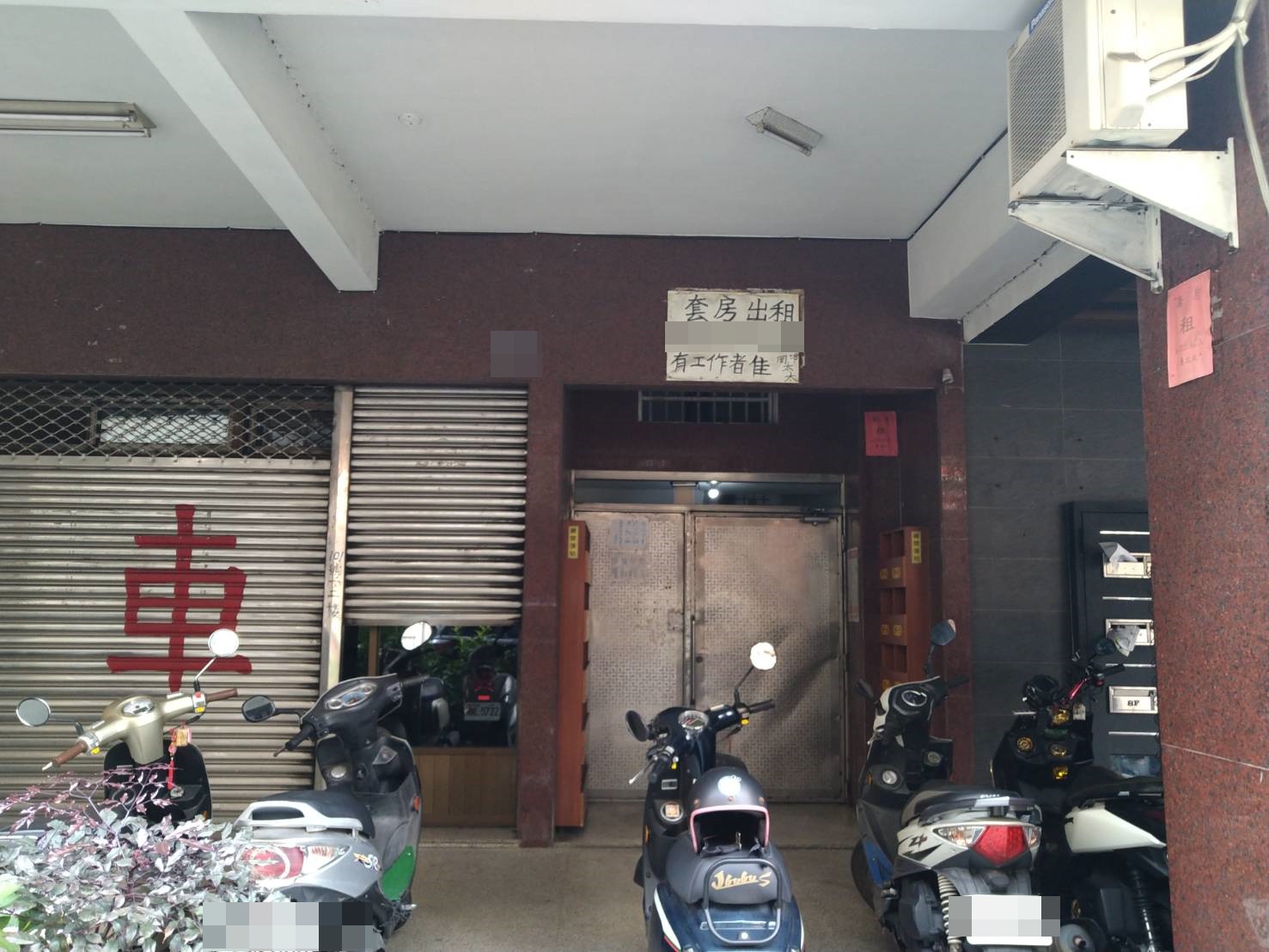 出租套房裡的隔離者，仰賴里長幫忙送餐。