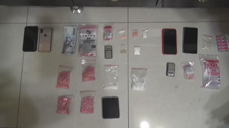 警方查獲的毒品咖啡包分裝物證。(翻攝畫面)