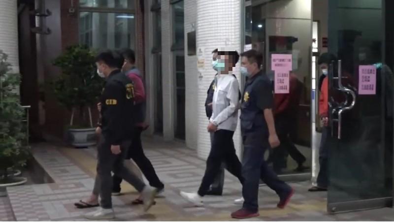 20歲的高姓嫌犯(白衣者),把2名小女友介紹到毒工廠幫忙,分別是20歲的蕭女,以及未成年少女小莉。(翻攝畫面)
