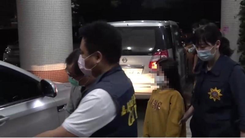 為了愛情而沉淪為毒犯的蕭女,年僅20歲,臉上還充滿稚氣。(翻攝畫面)