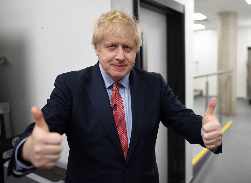 英國首相強生確診武漢肺炎後病情引起各界關注，最新消息已從加護病房轉入一般病房，還能起身坐在病床上。（翻攝Boris Johnson臉書）