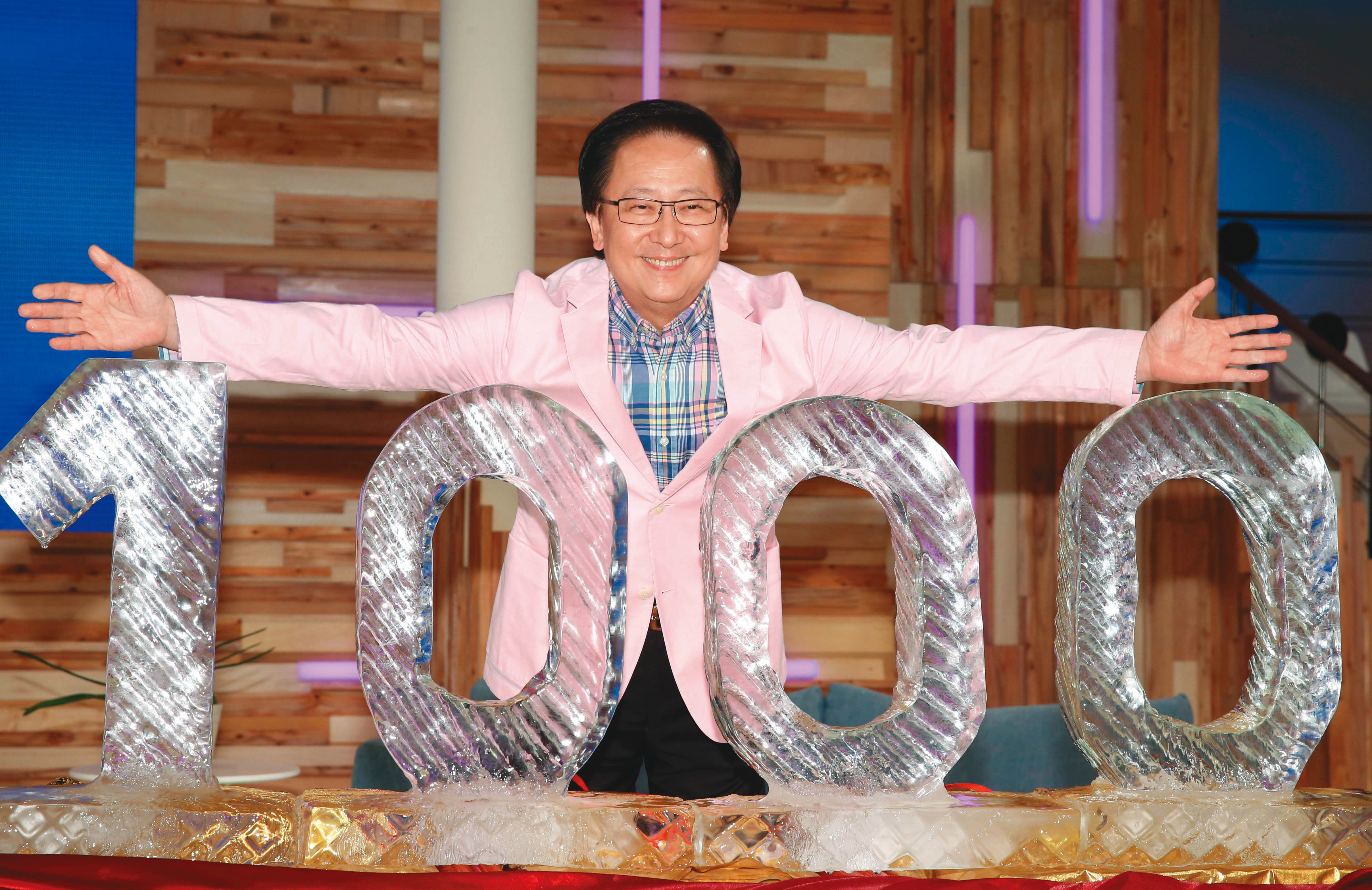 薛聖棻多年來合作過許多大牌主持人，製作過許多叫好叫座的綜藝和戲劇節目，包括《我可能不會愛你》以及李四端主持的《爸媽囧很大》等等，獲得許多金鐘獎鼓勵。（東方IC）