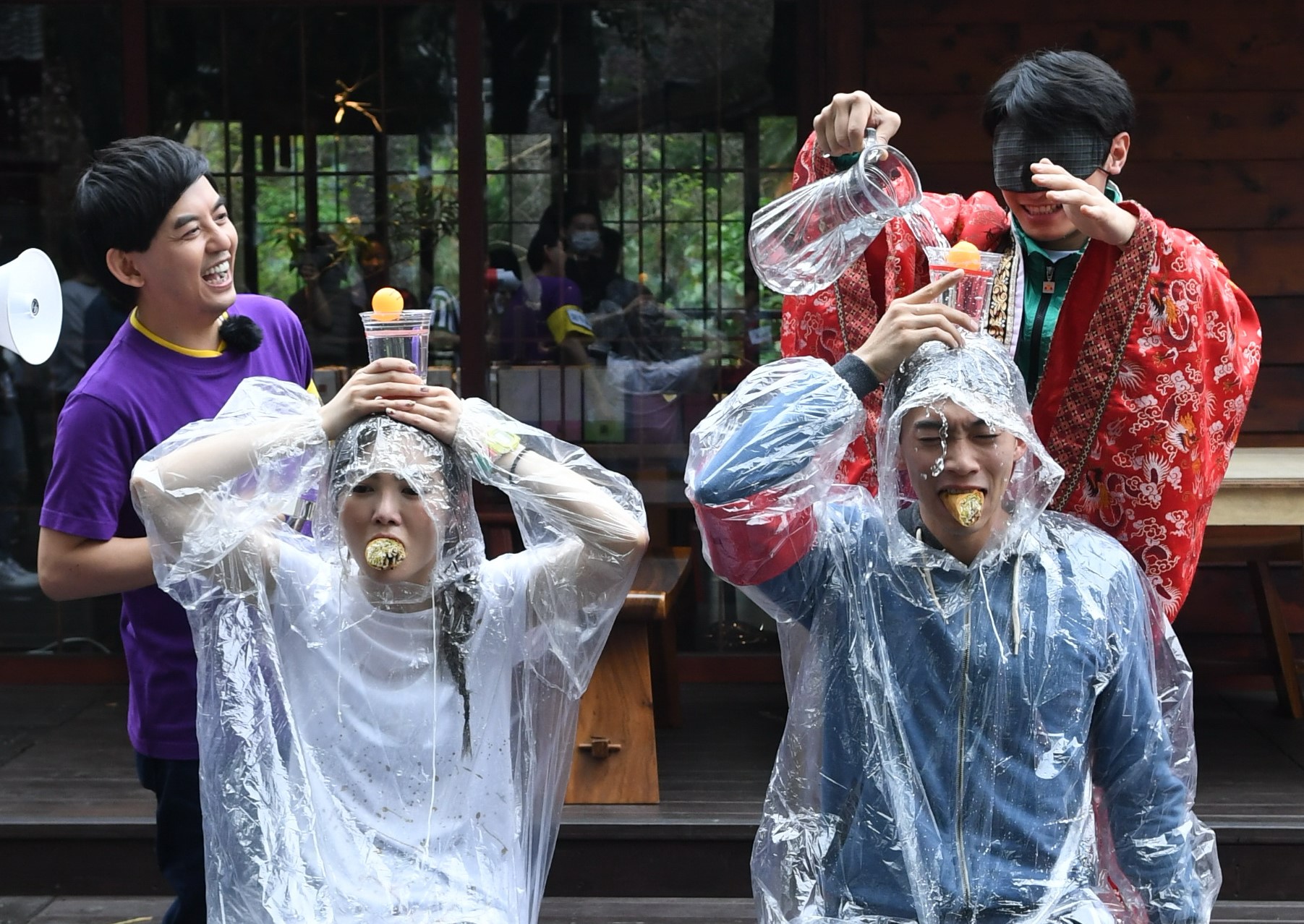 宋柏緯（右上）挑戰矇眼倒水，讓王可元（右下）慘遭無情水洗。（華視提供）