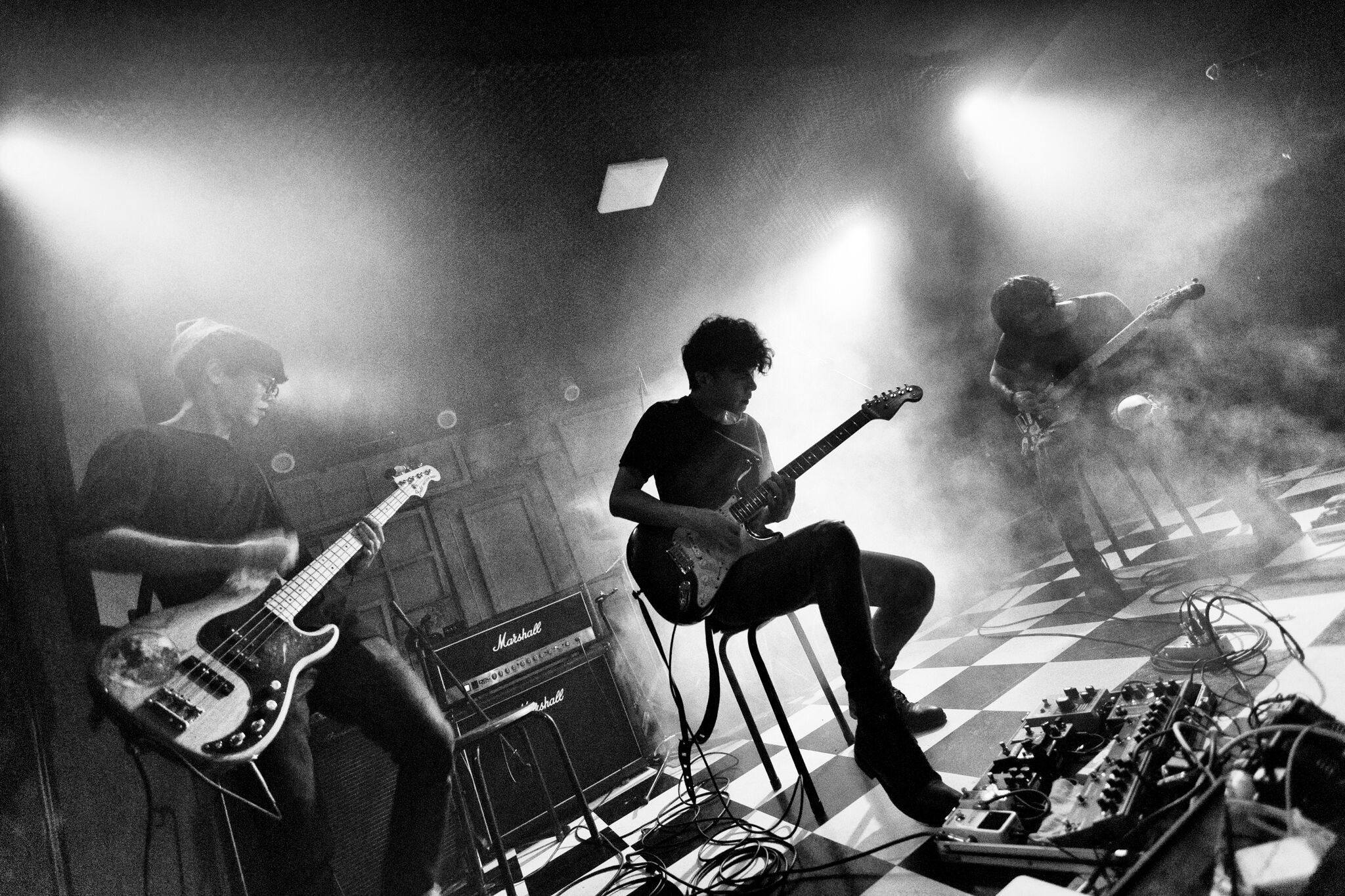 除了配樂工作，盧律銘也透過樂團維持創作能量，除了拿下金音獎的「棋盤上的空格」，也在「聲子蟲」擔任吉他手。（盧律銘提供）