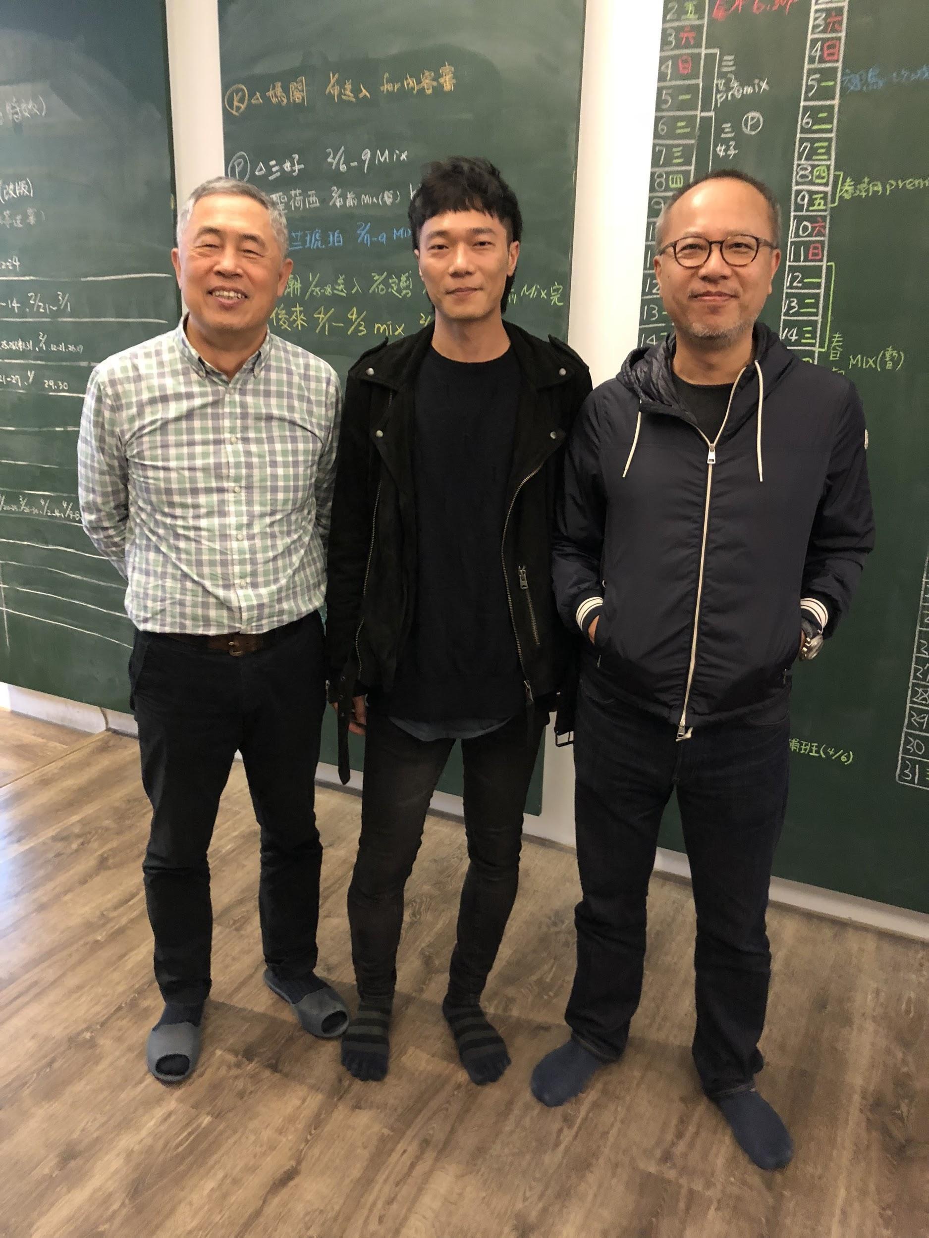 盧律銘(中)與音效師杜篤之(左)在《小美》各司配樂、聲音處理,以音樂串起角色間的關係,導演鍾孟宏(右)為該片監製。(盧律銘提供)