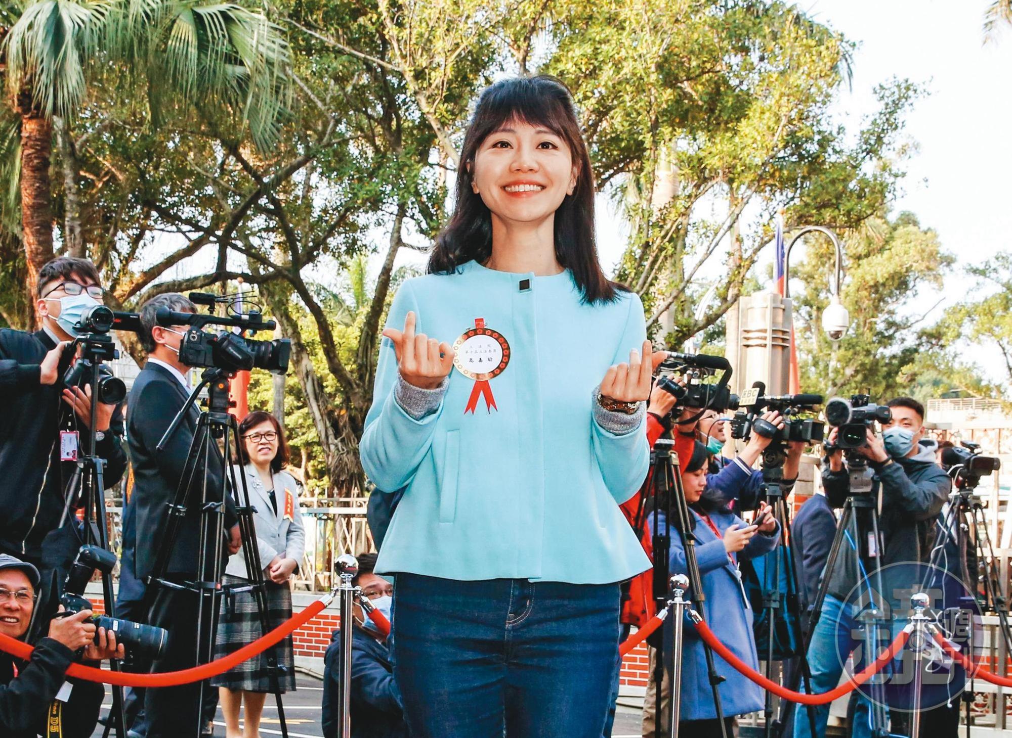 民進黨立委高嘉瑜曾遇支持者搭肩、摳手心,常靠幽默方式化解。