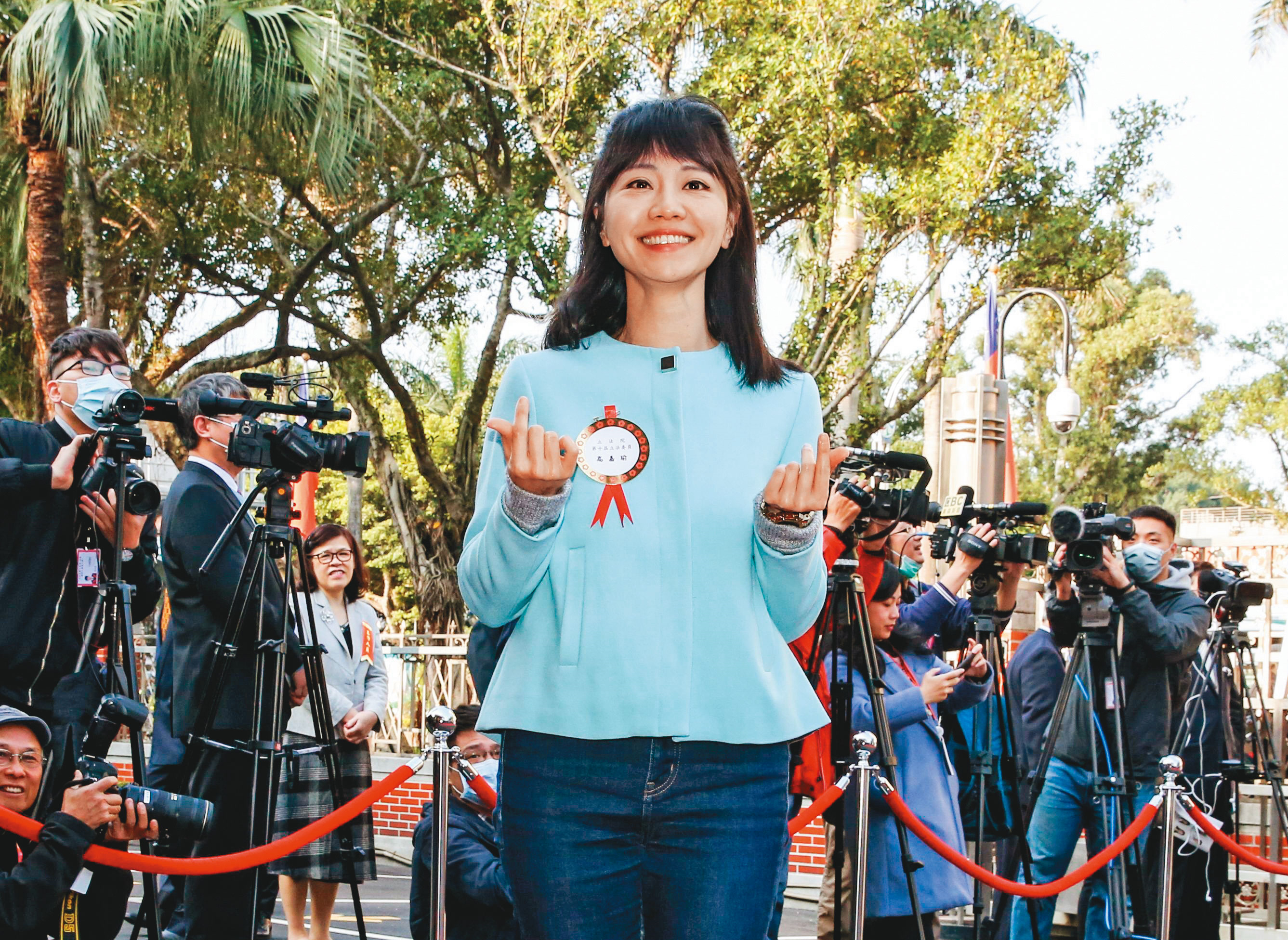 民進黨立委高嘉瑜曾遇支持者搭肩、摳手心，常靠幽默方式化解。
