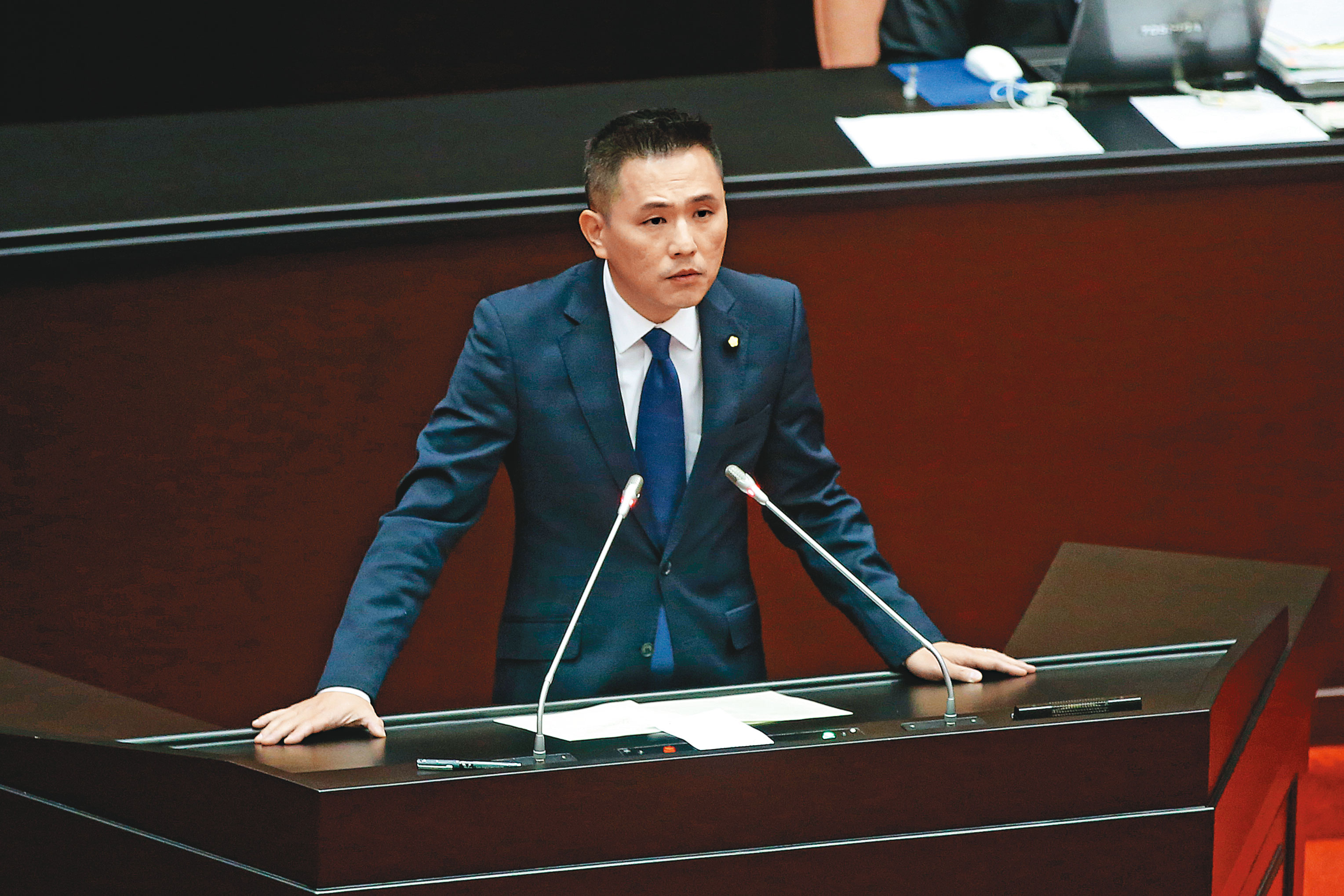 國民黨立委陳以信因辦公室會議記錄提及性騷擾，憂心遭外界誤解而發聲明自清。