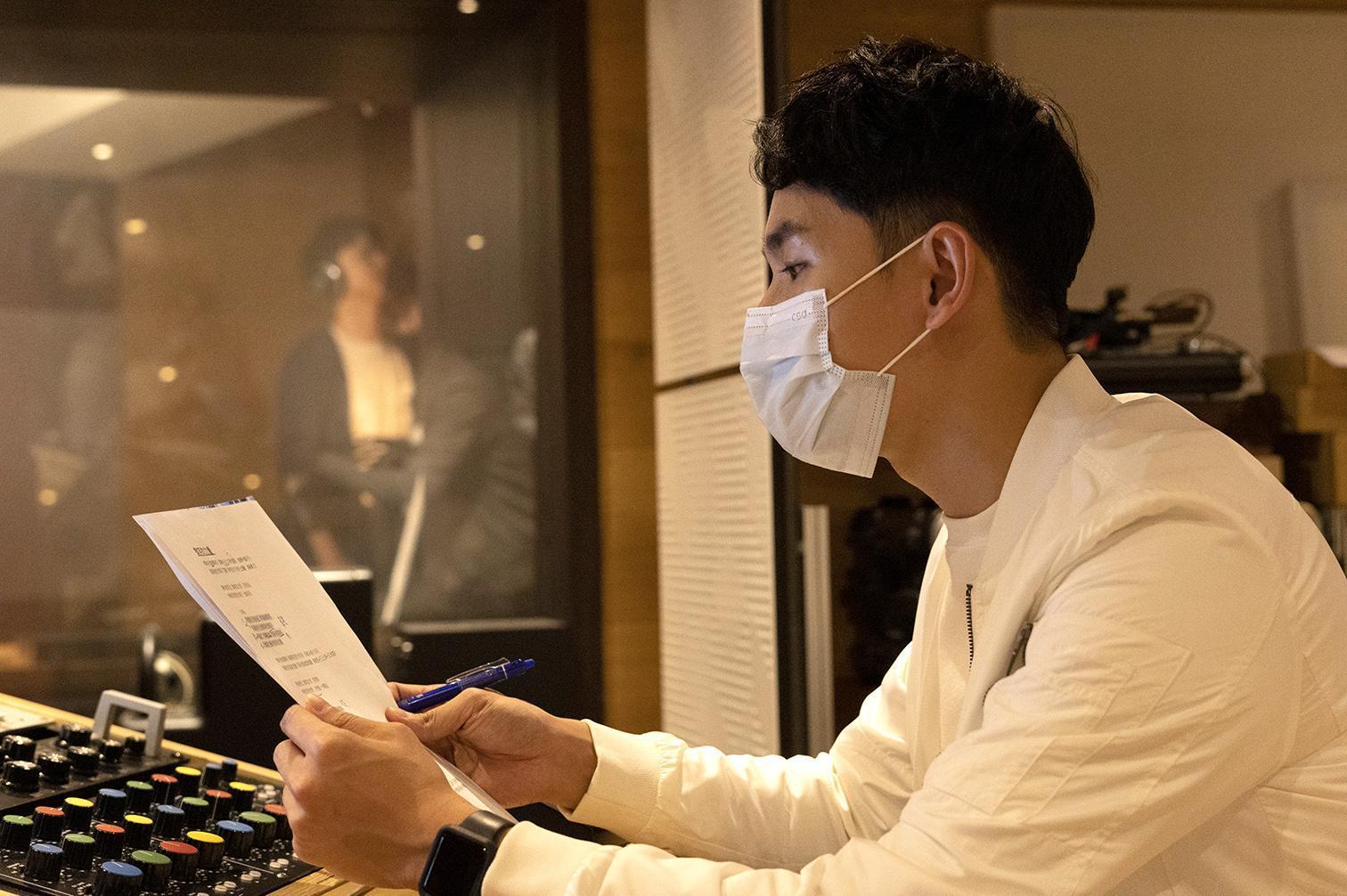 陳謙文創作詞曲,還義務擔任教唱老師。(TVBS提供)