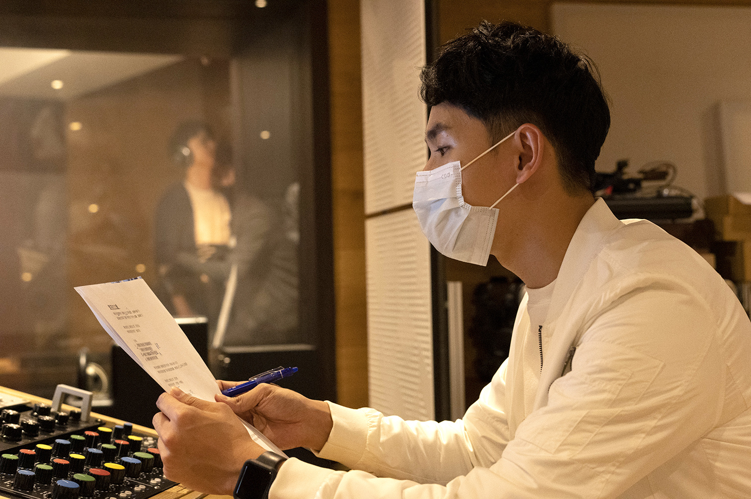 陳謙文創作詞曲，還義務擔任教唱老師。（TVBS提供）