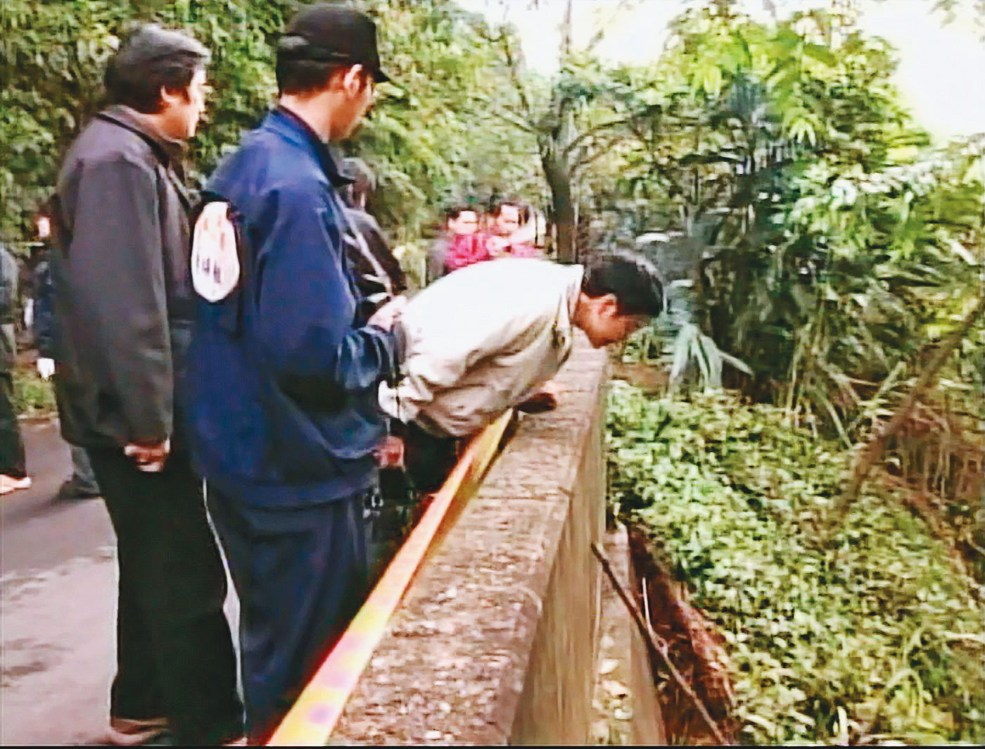 趙男帶警方回到棄屍現場,還原犯案過程。(東森新聞提供)