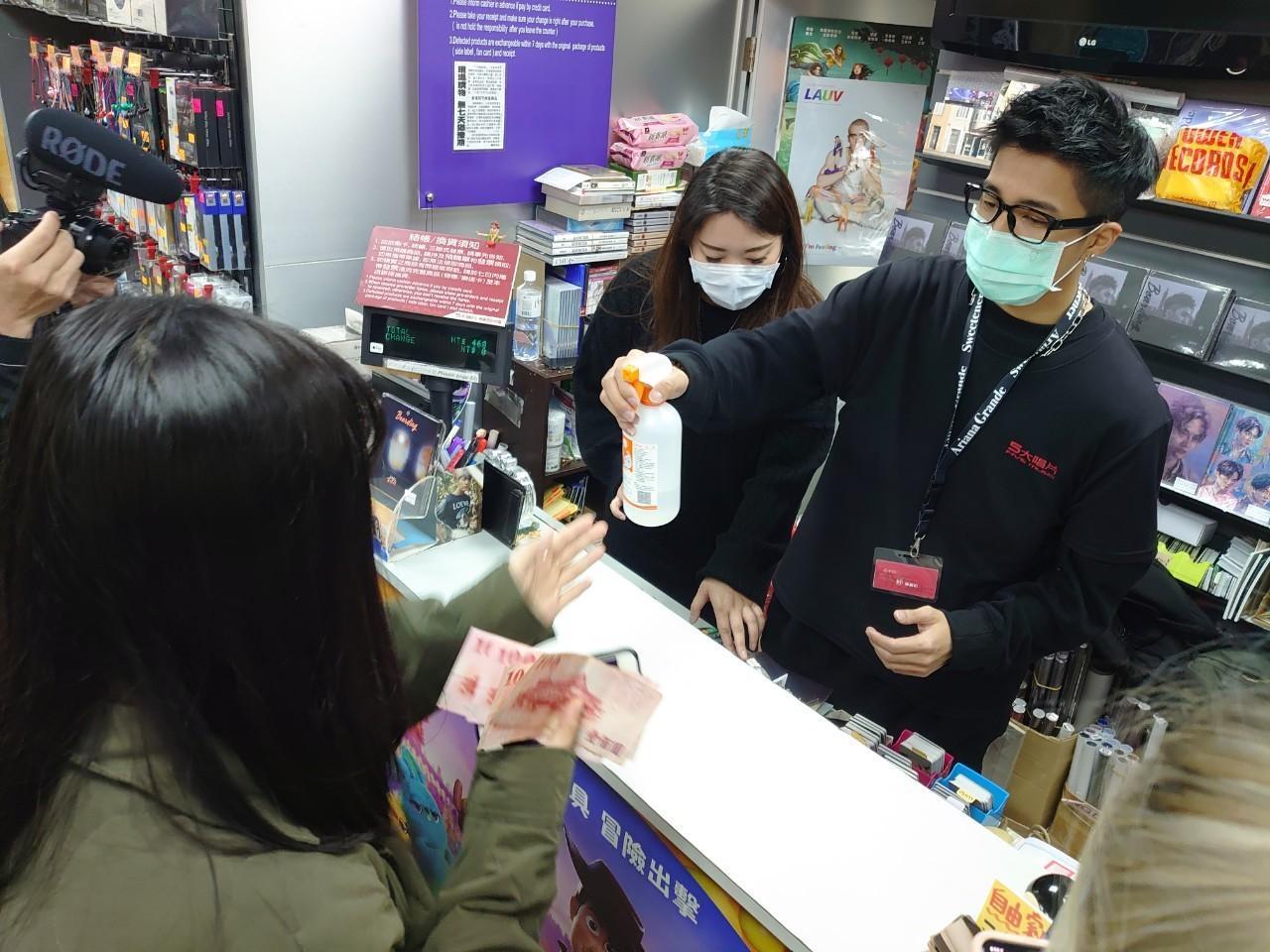 婁峻碩有模有樣當起唱片行店員,還為顧客消毒。(想不到音樂工作室提供)