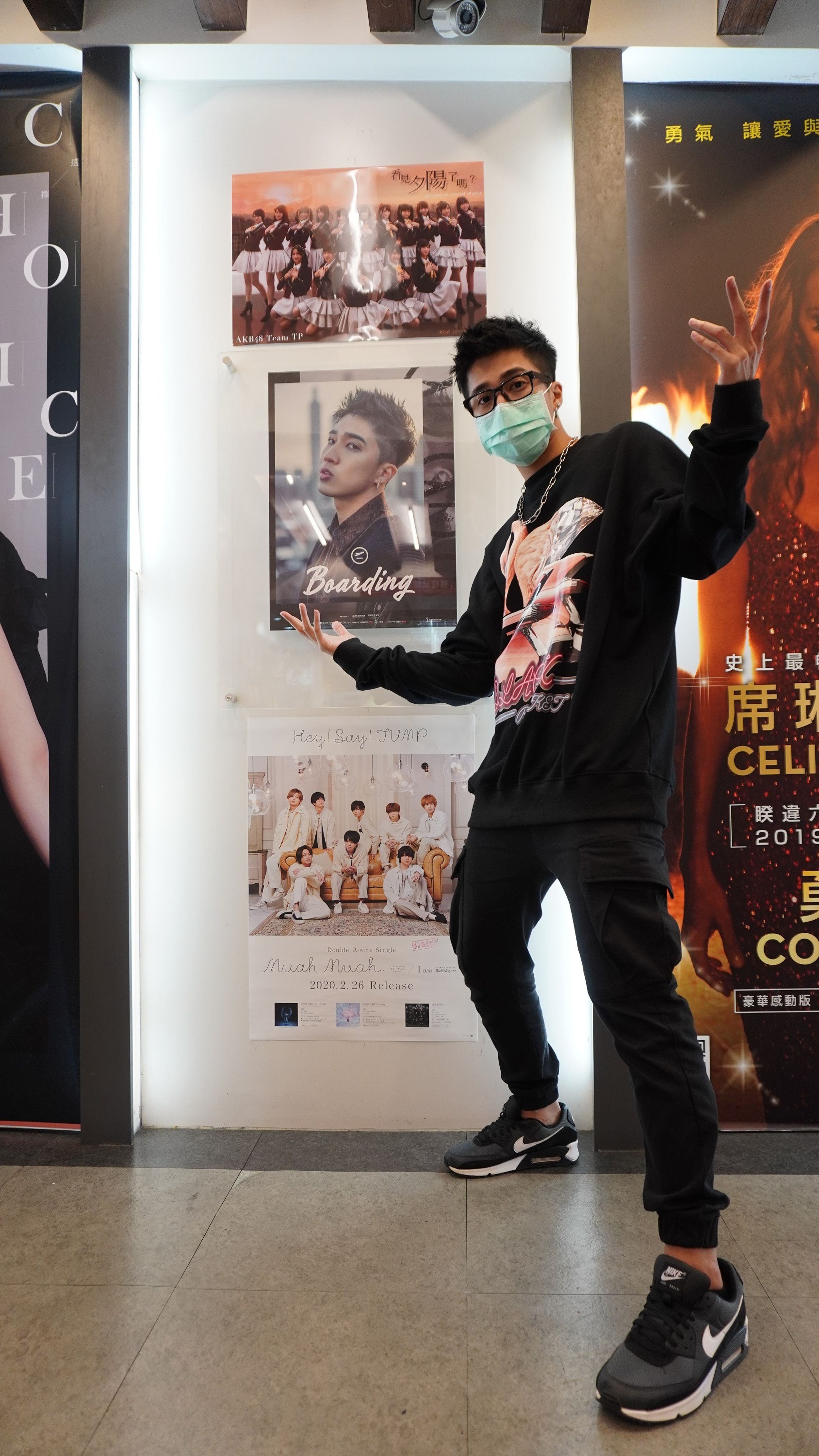婁峻碩推銷新專輯《BOARDING》，一小時賣出20張專輯。（想不到音樂工作室提供）